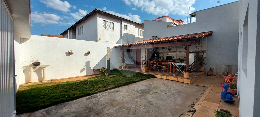 Casa à venda com 5 quartos, sendo 1 suíte, em Jardim Santa Paula, São Carlos, SP