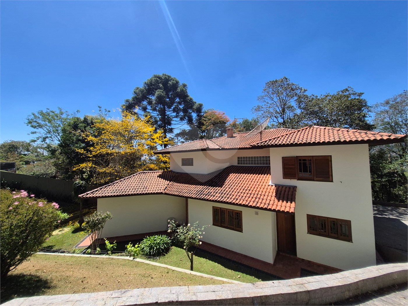 Casa à venda com 4 quartos, sendo 2 suítes, no condomínio Alpes da Cantareira, Mairiporã - SP