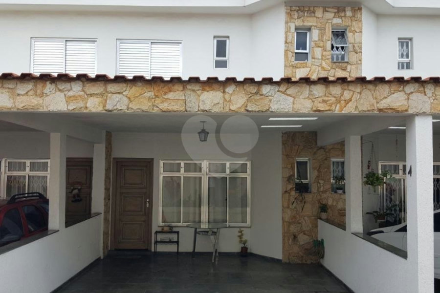 Casa à venda com 3 suítes no condomínio Village, São Paulo - SP