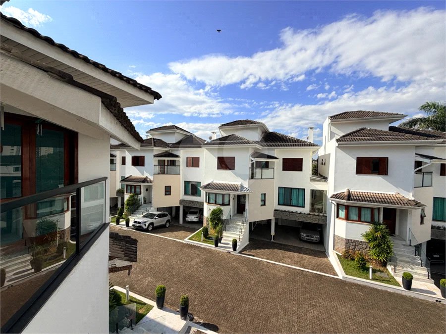 Casa à venda com 3 quartos, sendo 1 suíte, no condomínio Vila das Emboabas, São Paulo - SP