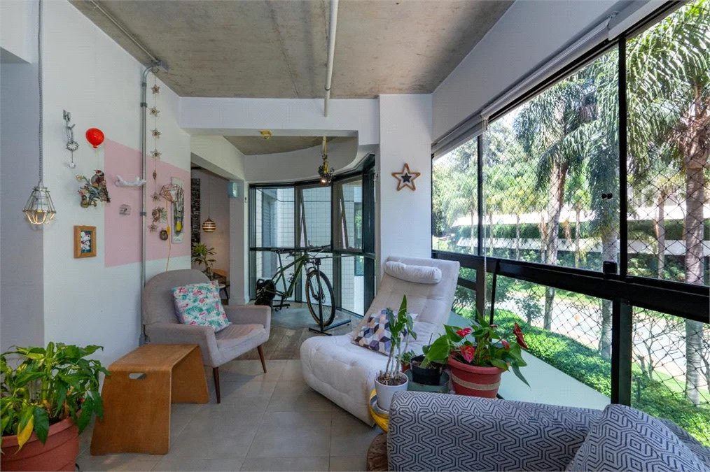 Apartamento à venda com 3 quartos, sendo 1 suíte, em Jardim Morumbi, São Paulo, SP