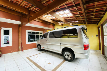 Sobrado à venda com 4 quartos, sendo 1 suíte, em Vila Gilda, Santo André, SP