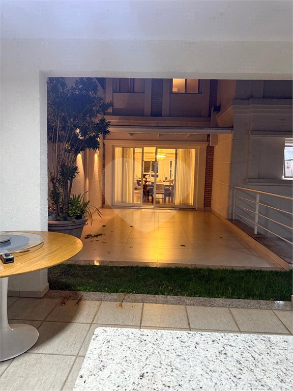Casa à venda com 4 suítes no condomínio East Village, São Paulo - SP