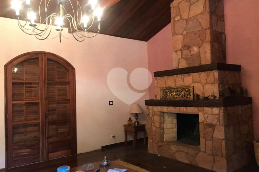 Casa à venda com 5 quartos, sendo 3 suítes, no condomínio Alpes da Cantareira, Mairiporã - SP