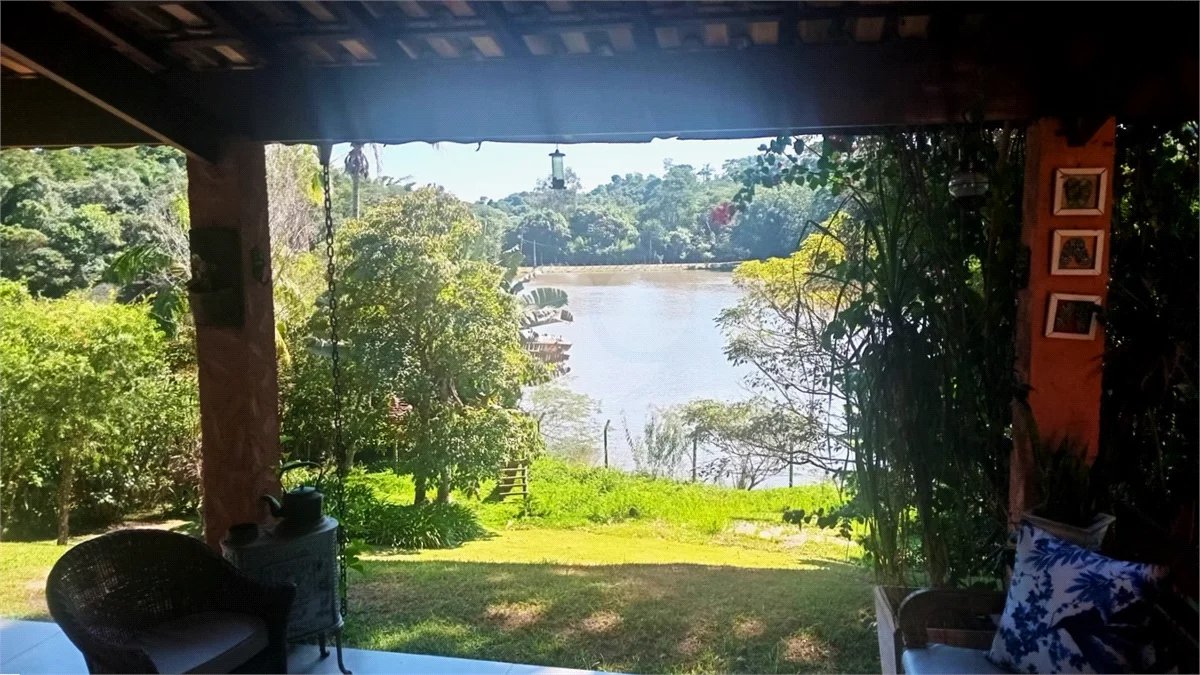 Casa à venda com 3 suítes no condomínio Vale da Santa Fé, Vinhedo - SP