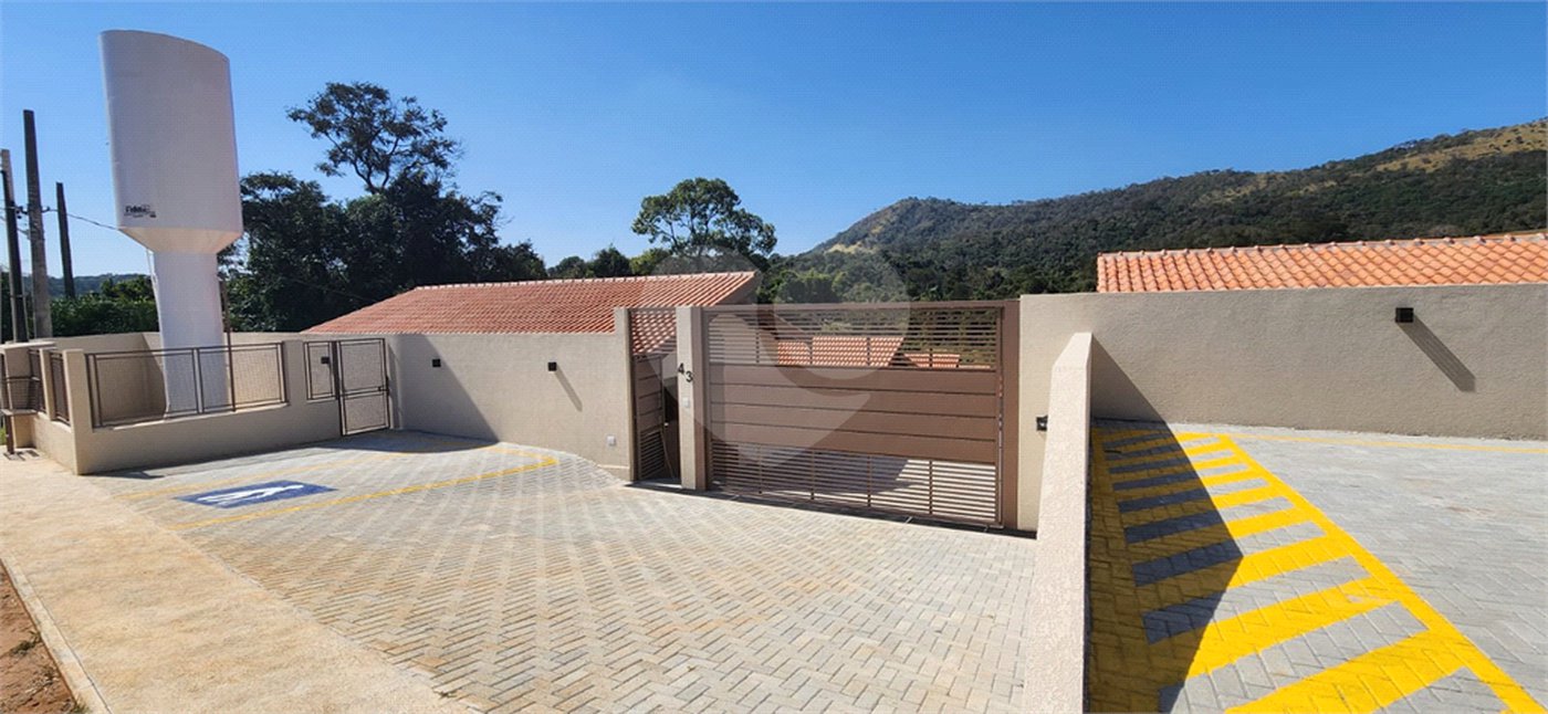 Casa à venda com 2 suítes no condomínio Vilagio, Atibaia - SP