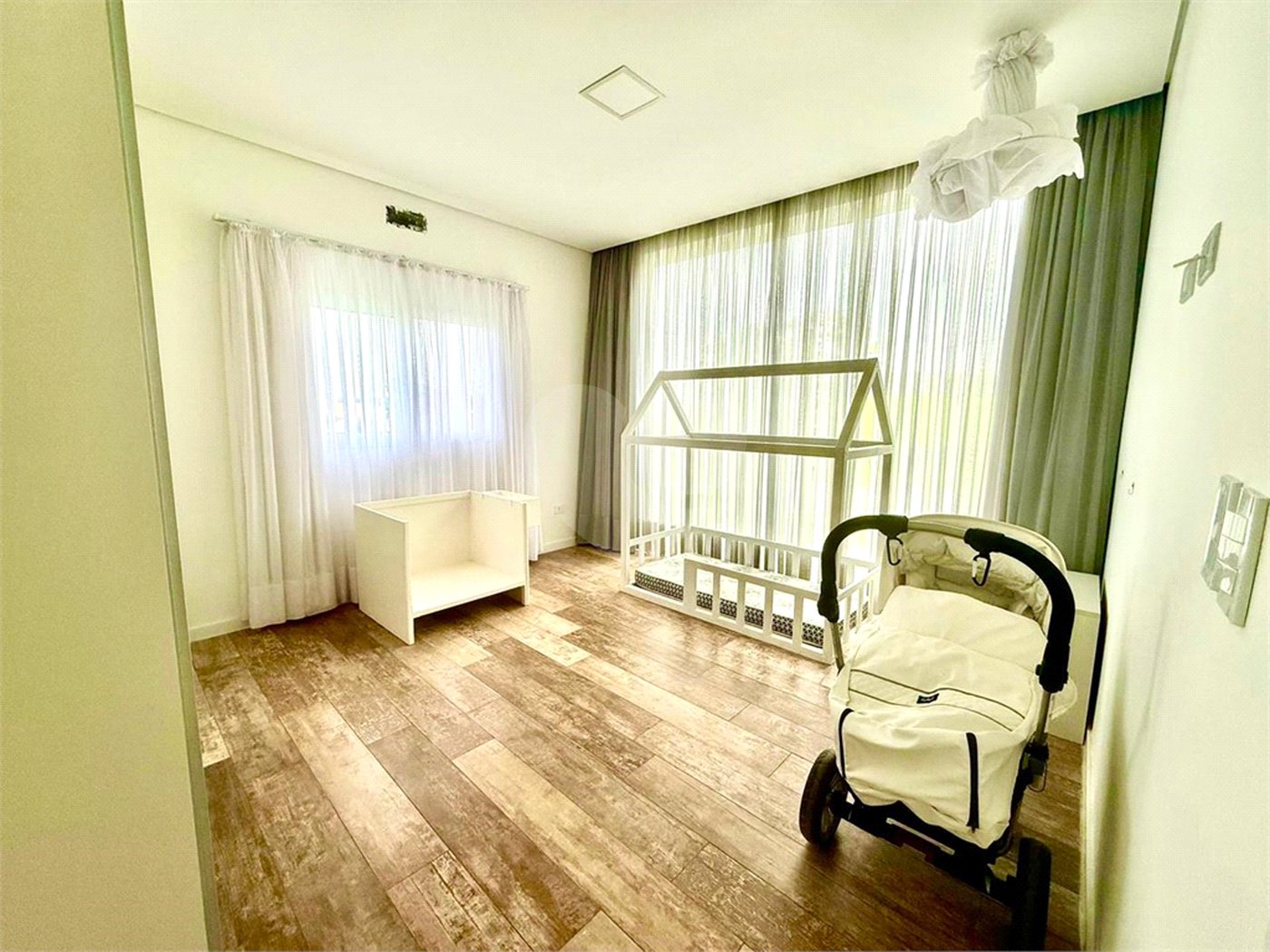 Casa à venda com 4 quartos, sendo 3 suítes, no condomínio Village Araçoiaba, Araçoiaba da Serra - SP