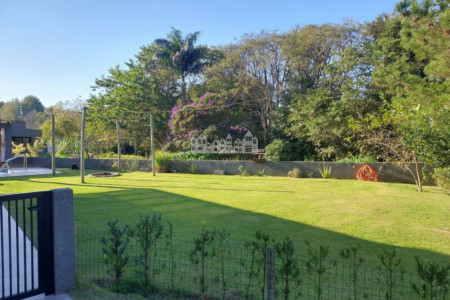 Casa à venda com 4 quartos, sendo 2 suítes,  no condomínio Figueira Garden, Atibaia - SP