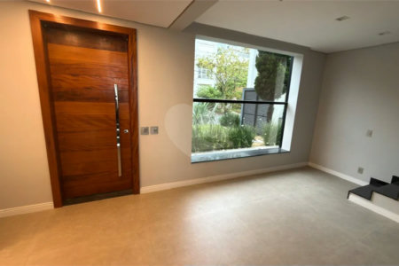 Sobrado de alto padrão no Swiss Park, totalmente reformado, com 4 suítes, piscina, elevador, espaço gourmet, 4 vagas e condomínio com lazer completo.