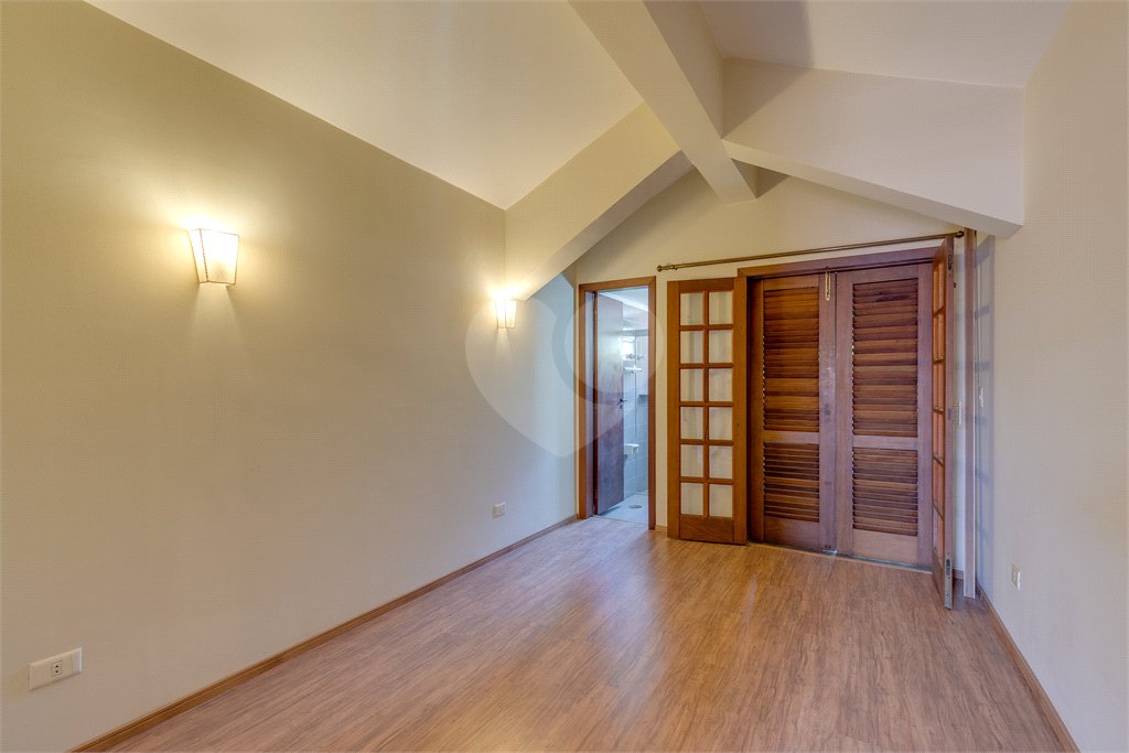 Casa à venda com 5 quartos, sendo 3 suítes, no condomínio Granja do Morumbi, São Paulo - SP