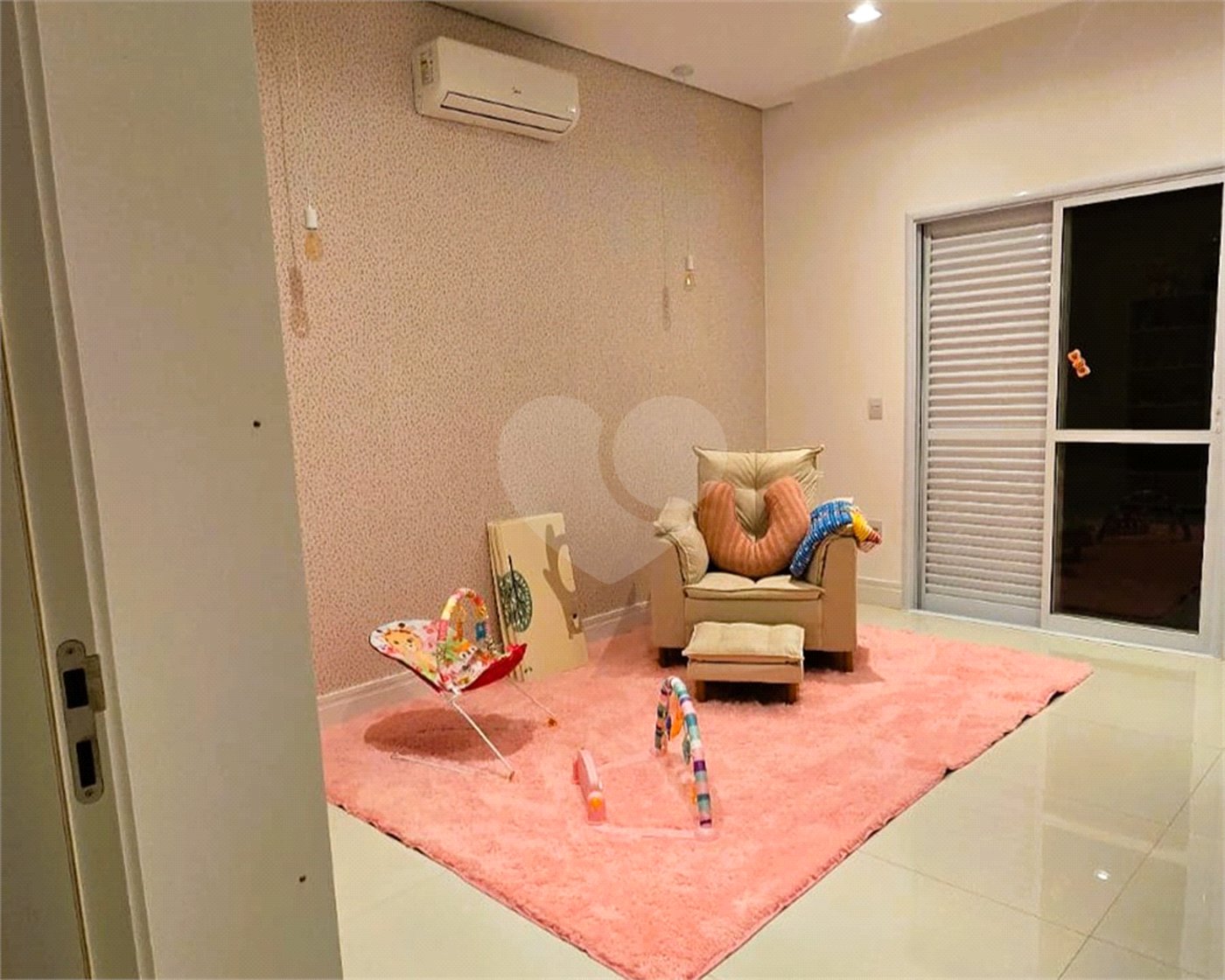 Casa à venda com 3 quartos, sendo 2 suítes, no condomínio Village da Serra, Araçoiaba da Serra - SP