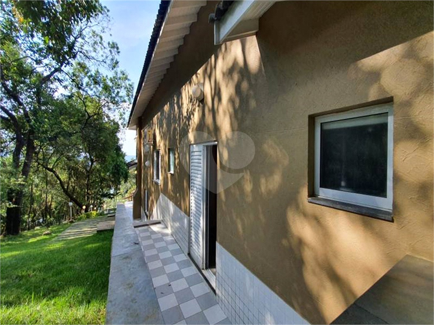 Sobrado à venda com 4 quartos, sendo 3 suítes, em Serra da Cantareira, Mairiporã, SP