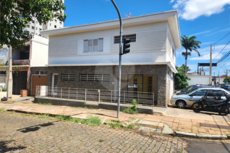 Sobrado à venda com 4 quartos, sendo 1 suíte, no Centro, Araraquara, SP