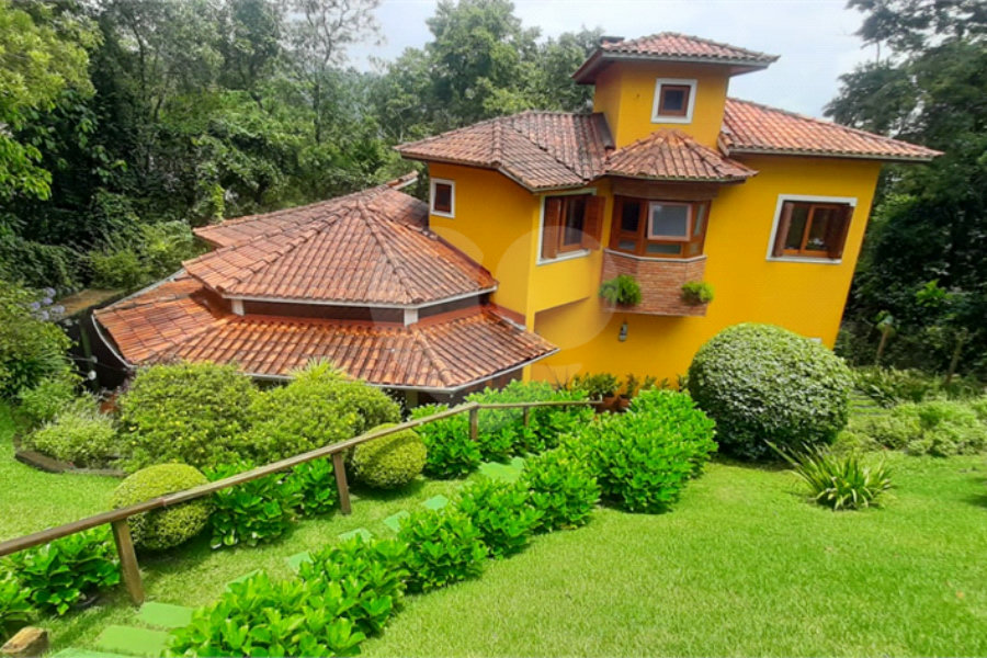 Casa à venda com 5 quartos, sendo 4 suítes, no condomínio Alpes da Cantareira, Mairiporã - SP