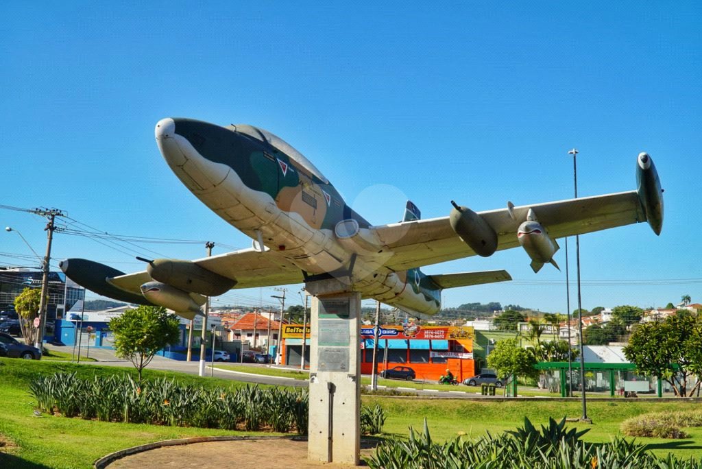 Casa à venda com 3 quartos, sendo 1 suíte, no condomínio Estância Marambaia, Vinhedo - SP