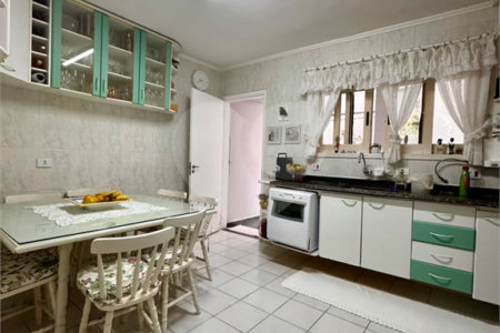Casa à venda com 3 quartos, sendo 1 suíte, no condomínio Morada dos Pássaros, São Paulo - SP