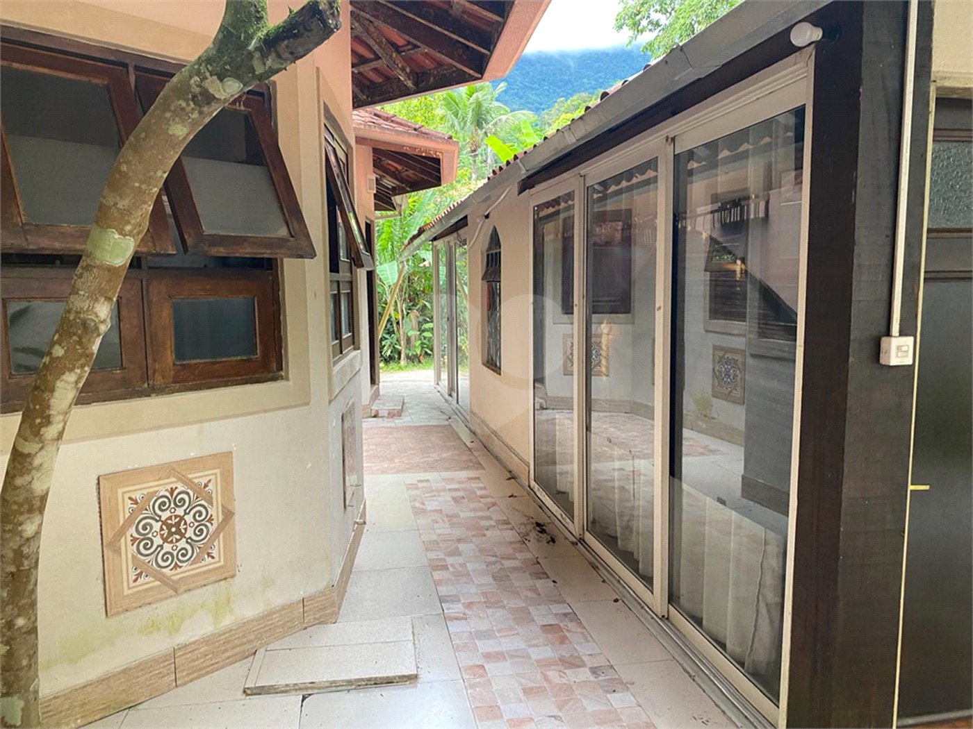 Casa à venda com 6 suítes em Massaguaçu, Caraguatatuba, SP
