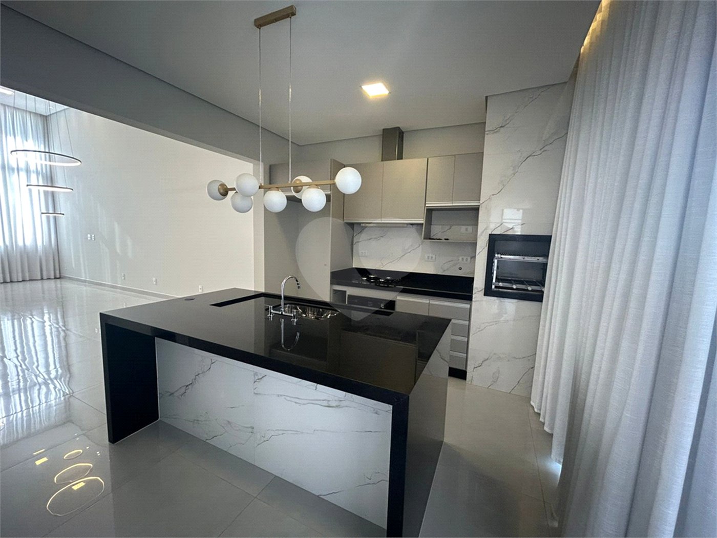 Casa à venda com 3 quartos, sendo 1 suíte,  no condomínio Le France, Sorocaba - SP