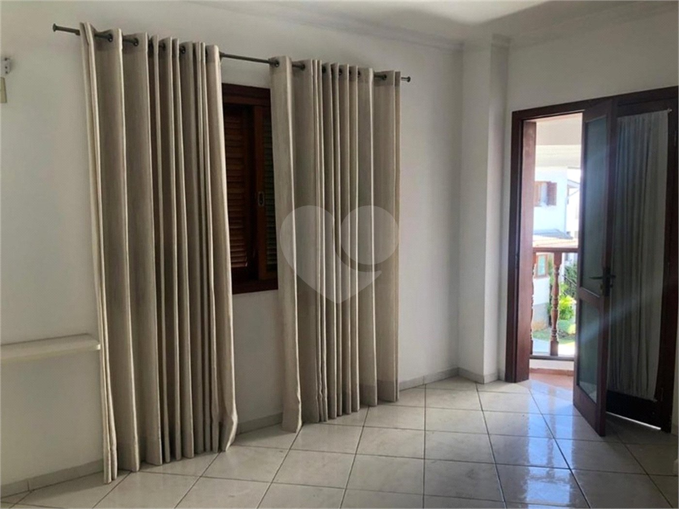 Casa à venda com 4 suítes no condomínio Vila das Emboabas, São Paulo - SP