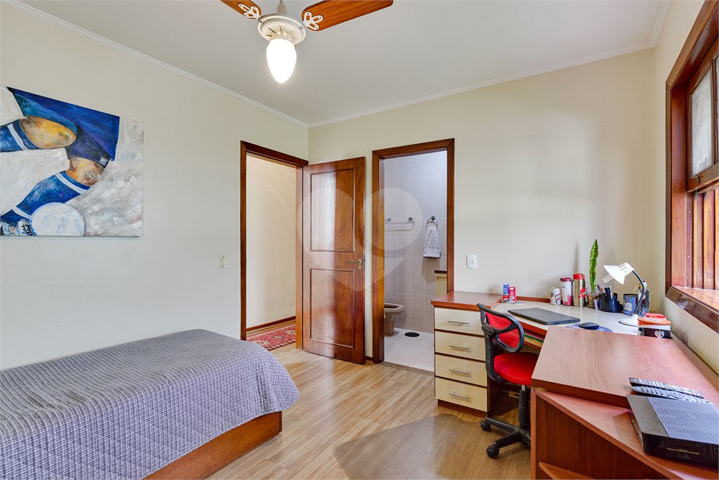 Casa à venda com 3 quartos, sendo 2 suítes, no condomínio Granja do Morumbi, São Paulo - SP
