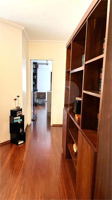 Apartamento na Vila Mariana de 200m2 com 4 dorms, 5 banheiros, 3 suítes, 4 vagas. Estuda permuta.