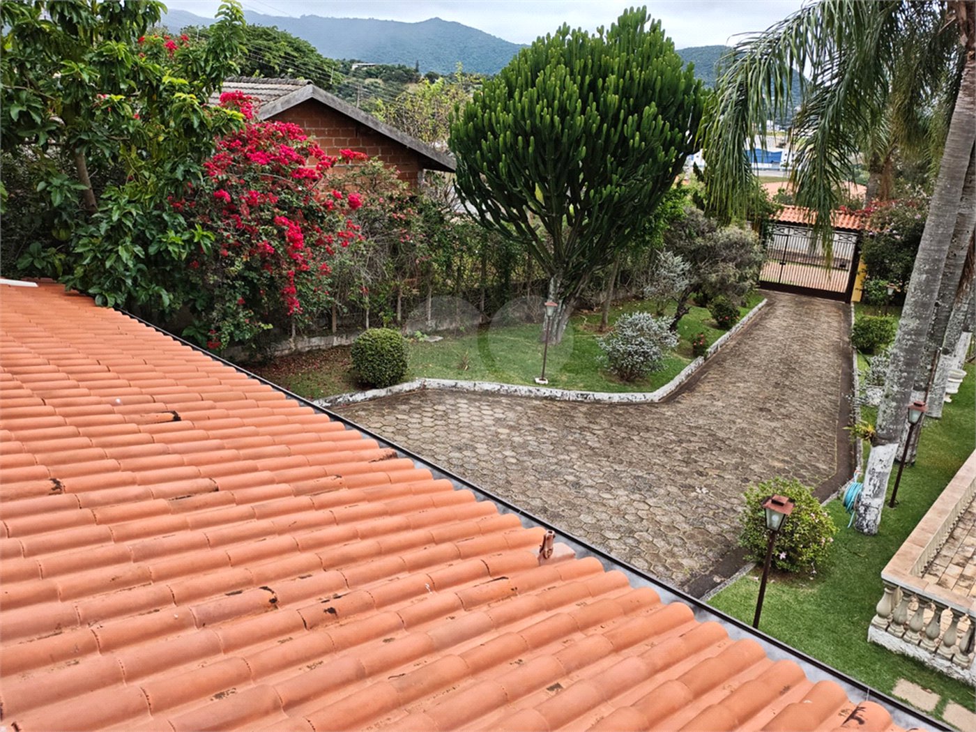 Casa à venda com 4 quartos, sendo 2 suítes,  em Country Residencial Felix, Bom Jesus dos Perdões, SP