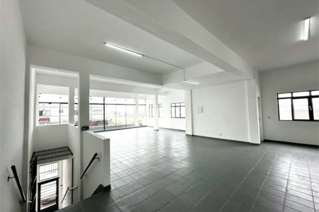 Galpão com 250m² , 4 vagas , para locação em Itaquera.