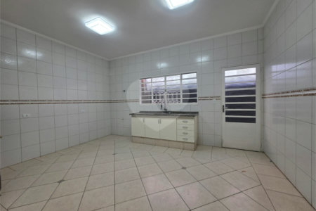 Casa à venda com 3 quartos, sendo 1 suíte, no condomínio Residencial Jardim das Palmeiras, Vinhedo - SP