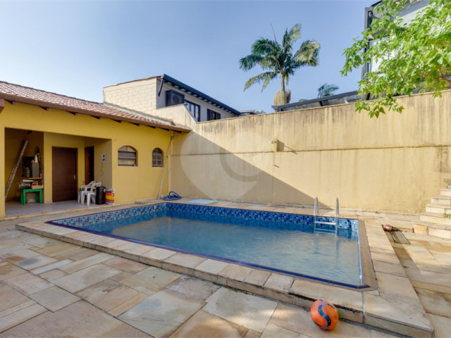 Sobrado à venda com 4 quartos, sendo 1 suíte,  em Alto da Boa Vista, São Paulo, SP