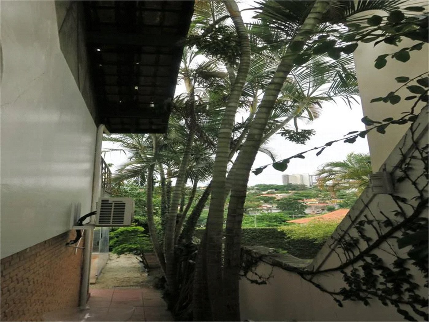 Casa à venda com 4 quartos, sendo 2 suítes,  em Jardim Leonor, São Paulo, SP