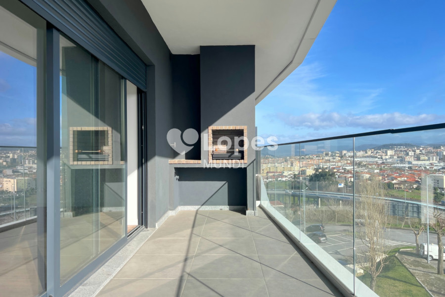 Apartamento T2 à venda em Águas Santas, Maia, Portugal – Varanda e garagem
