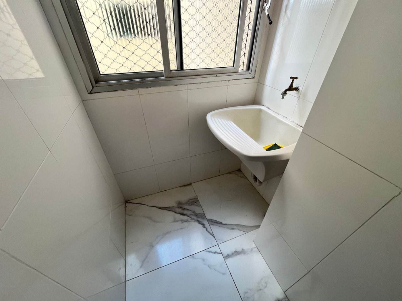 Apartamento 2 dormitórios com vaga de garagem lado praia na Enseada Guarujá