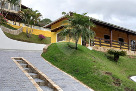 Casa em condomínio para alugar com 3 quartos, sendo 1 suíte, em Vila Petrópolis, Atibaia, SP