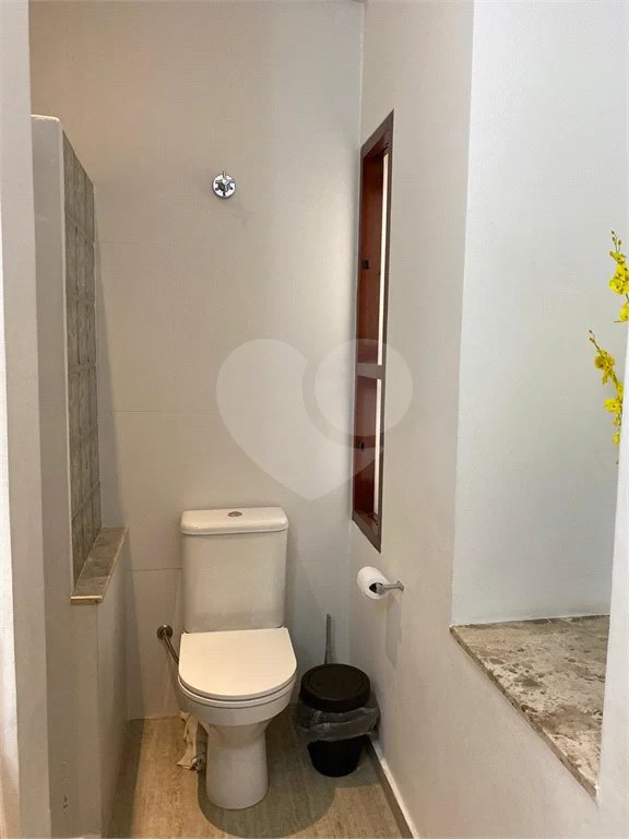 Lindo sobrado, possui 3 dormitórios, sendo 1 suíte master com sacada, banheira, e 4 vagas