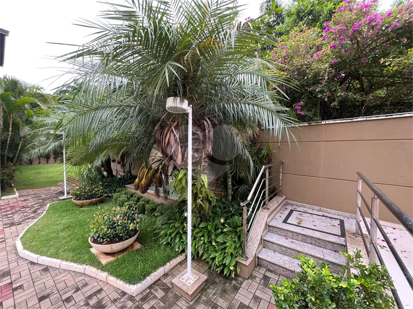 Casa à venda com 4 quartos, sendo 2 suítes, no condomínio Floradas da Serra, São Paulo - SP