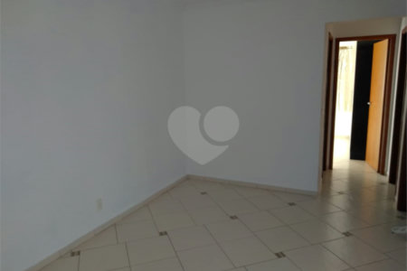 Indaiatuba - Venda - Apartamento no Condomínio Portal das Flores com 64 m², 3 dorms, sendo 2 com armários planejados, , WC social, cozinha planejada e totalmente integrada com a lavanderia, varanda, , 02 vagas de garagem. Excelente localização, a poucos metros do Shopping Polo, mercados, padaria,
