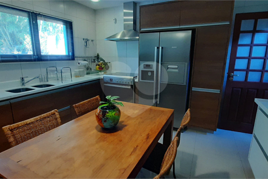 Casa à venda com 4 quartos, sendo 3 suítes, no condomínio Sausalito, Mairiporã - SP