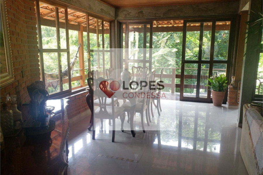 Casa à venda com 4 quartos, sendo 2 suítes, no condomínio Alpes da Cantareira, Mairiporã - SP