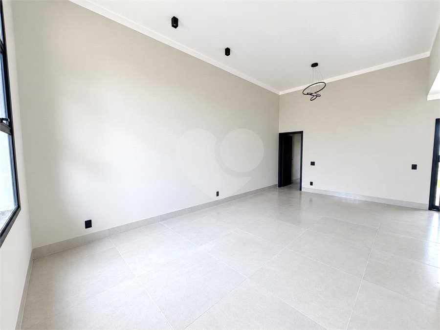 Casa à venda com 2 quartos, sendo 1 suíte, no condomínio Tivolli, Itapetininga - SP