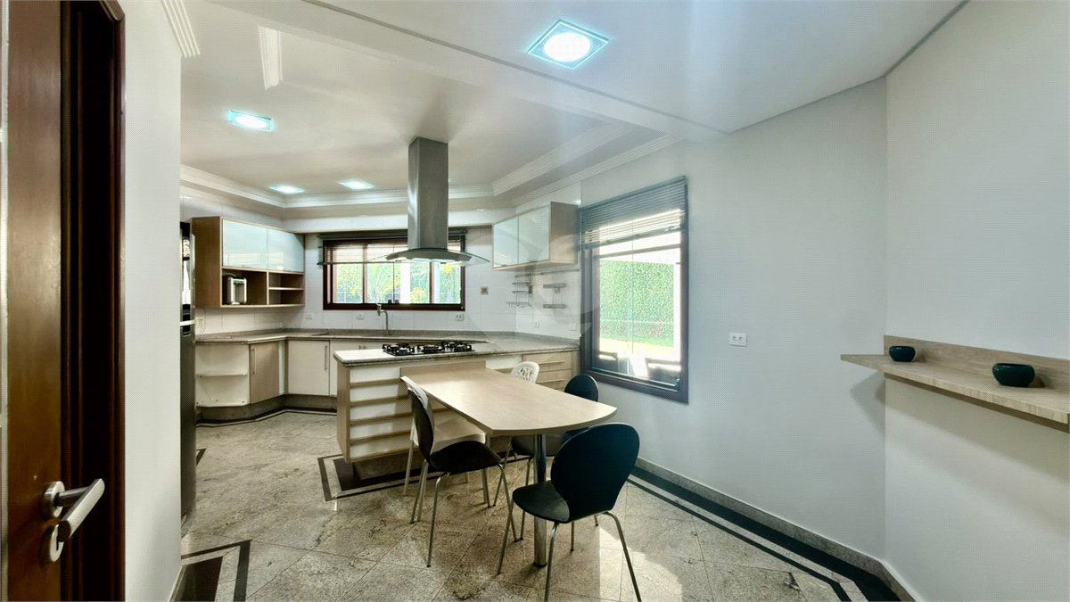 Casa à venda com 4 suítes no condomínio Parque Village Castelo, Itu - SP