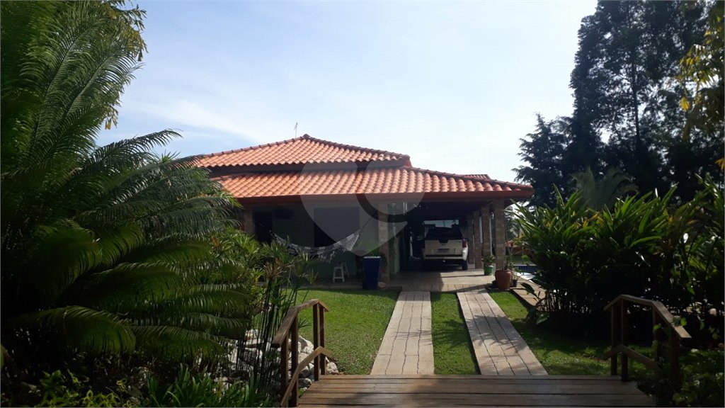 Casa à venda com 5 quartos, sendo 1 suíte, no condomínio Village da Serra, Araçoiaba da Serra - SP