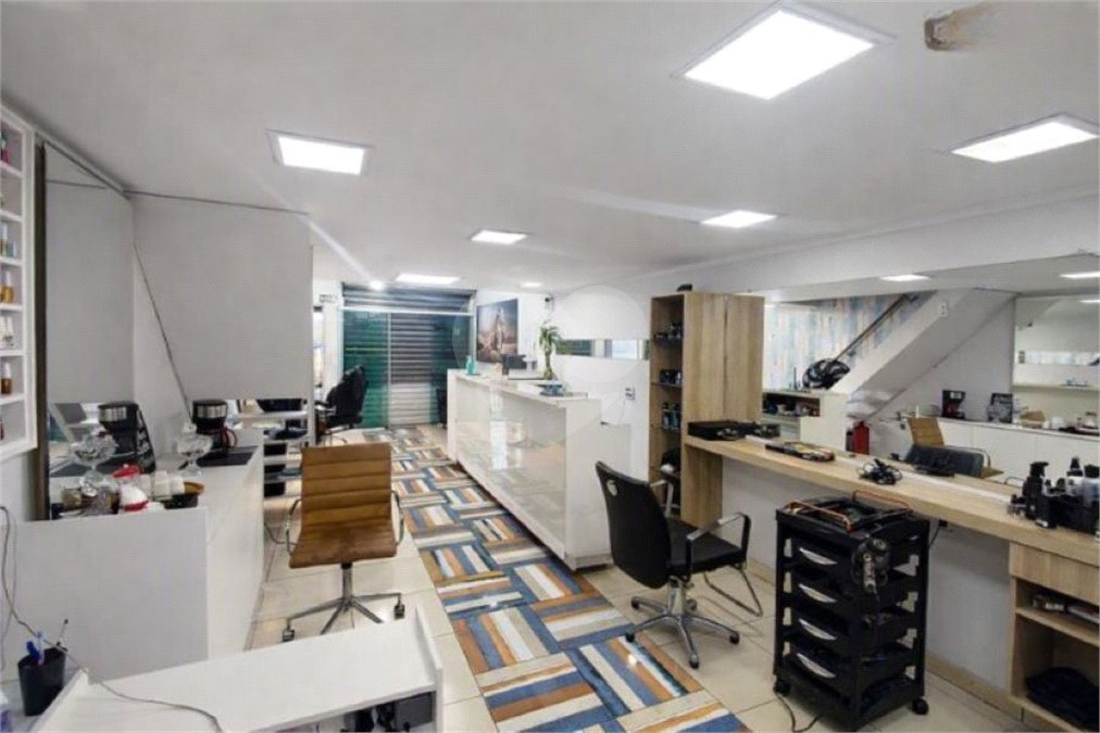 Prédio com Renda no Jabaquara - 773 m2 sendo 13 Studios, Salão Comercial e 22 vagas de garagem!