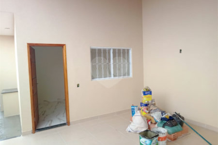 Casa á venda, com 02 Dormitórios, em Jardim Medeiros.