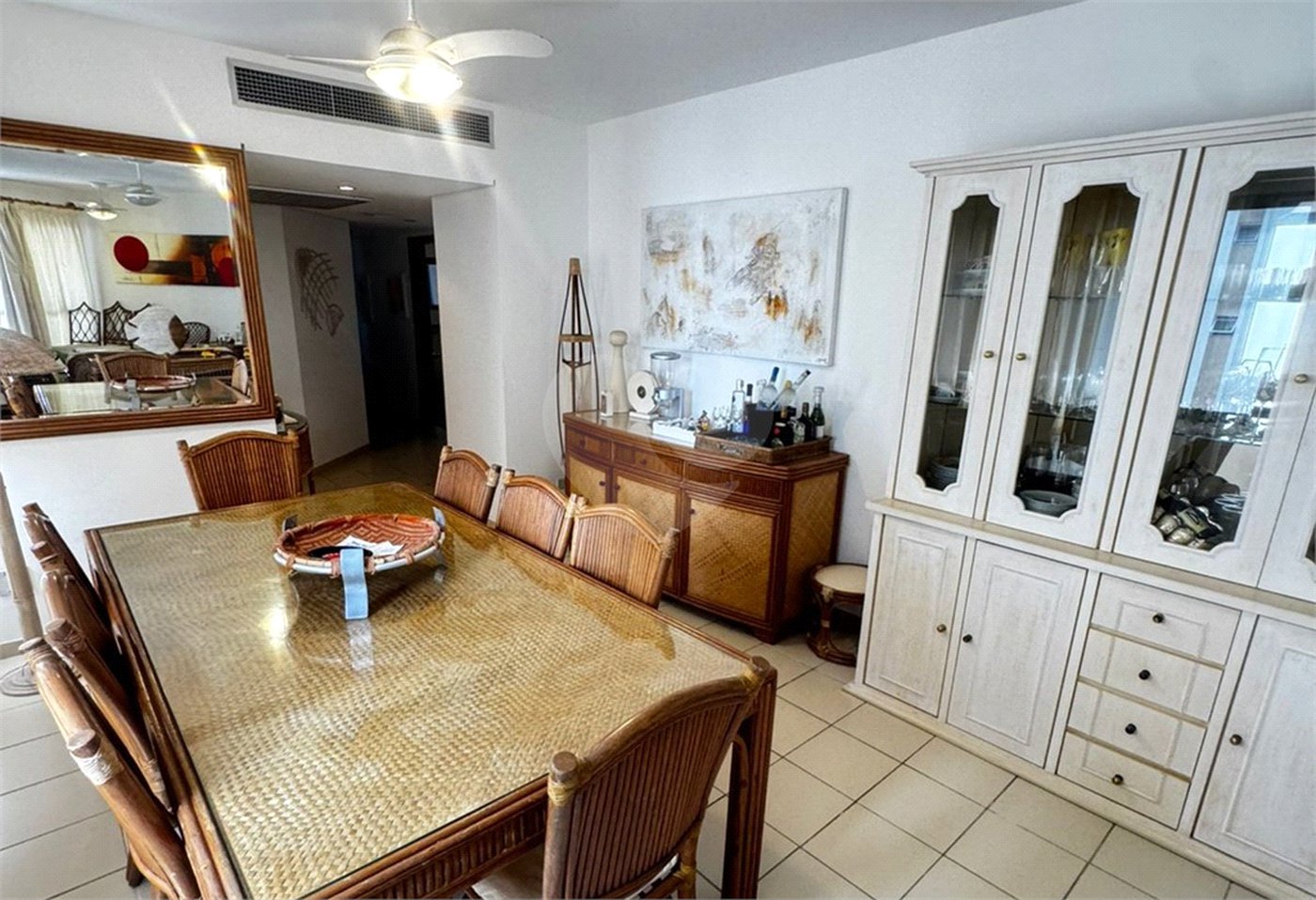 Apartamento à venda com 3 suítes em Pitangueiras, Guarujá, SP