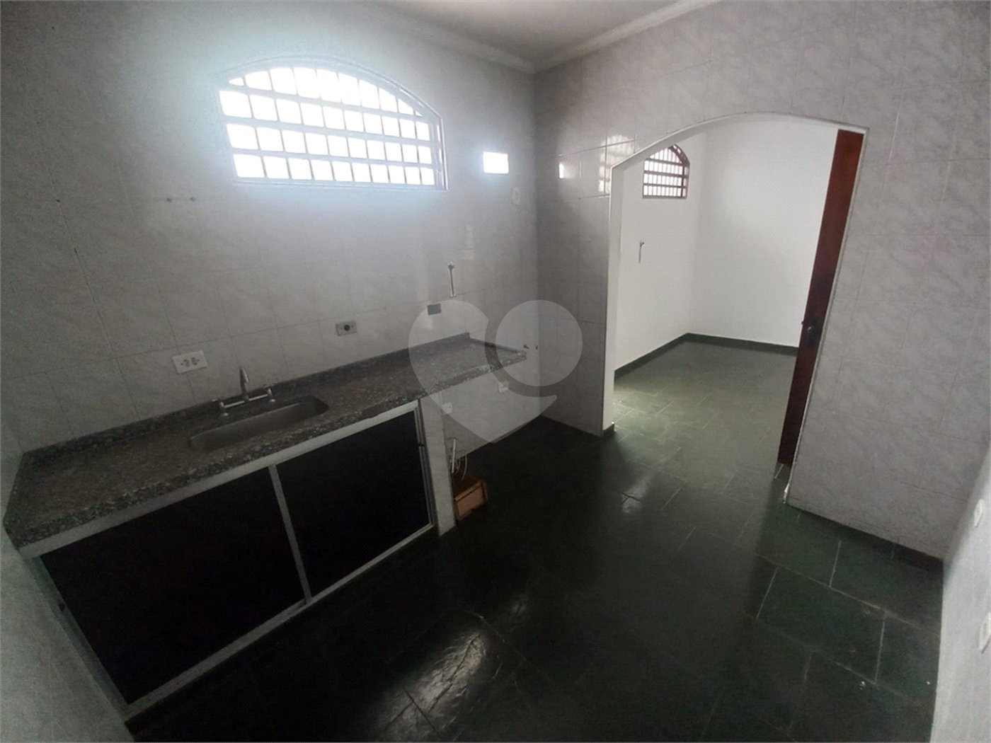Casa térrea para venda ou locação no Parque Estancia Suíça.