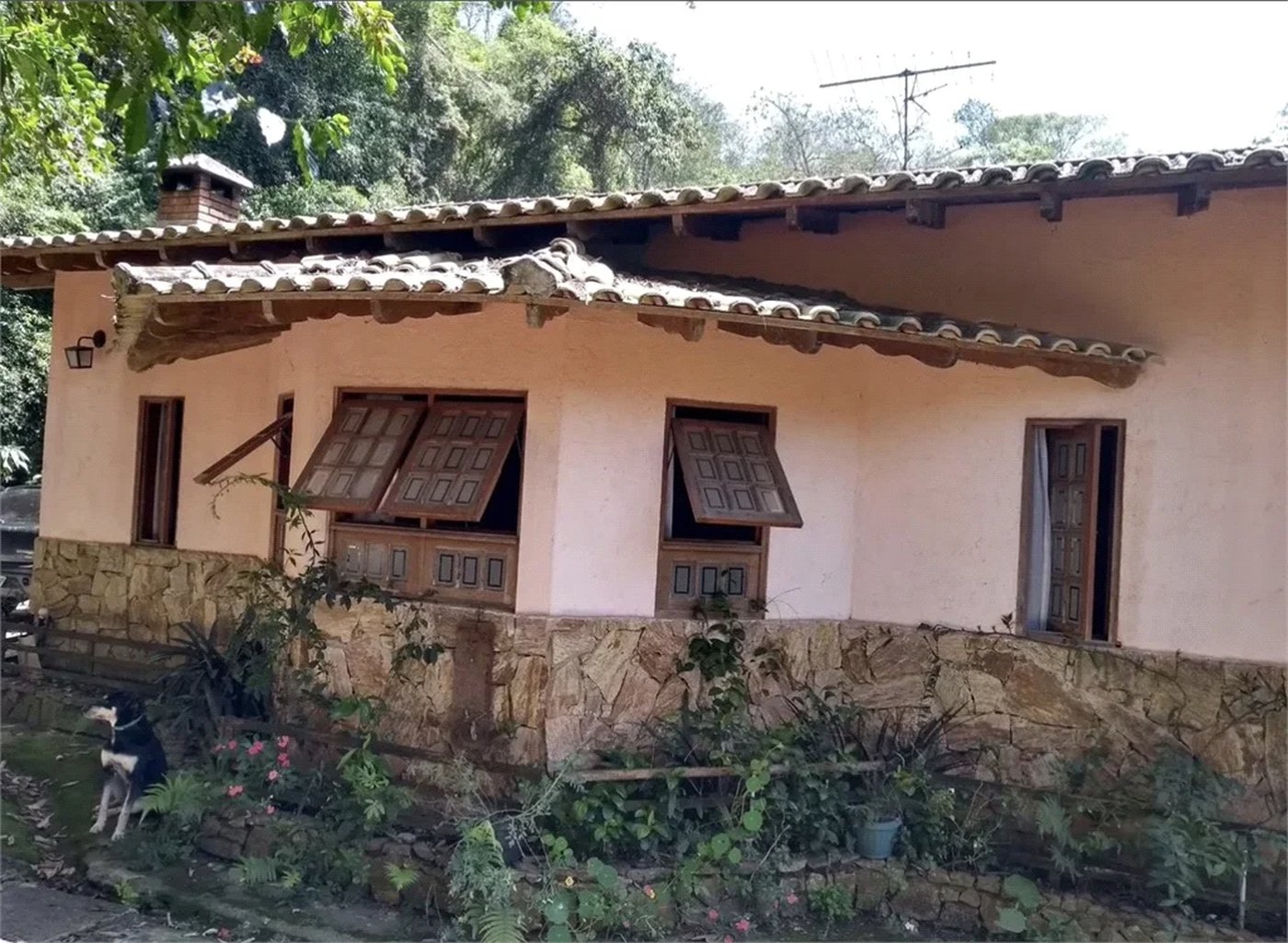 Casa à venda com 4 quartos, sendo 1 suíte, no condomínio Quinta da Cachoeira, Embu das Artes - SP