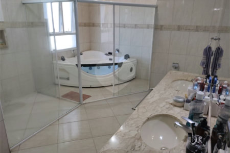 Casa à venda com 4 quartos, sendo 2 suítes, no condomínio Residencial Jardim das Palmeiras, Vinhedo - SP
