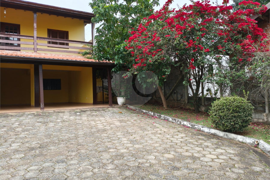 Casa à venda com 4 quartos, sendo 2 suítes,  em Country Residencial Felix, Bom Jesus dos Perdões, SP