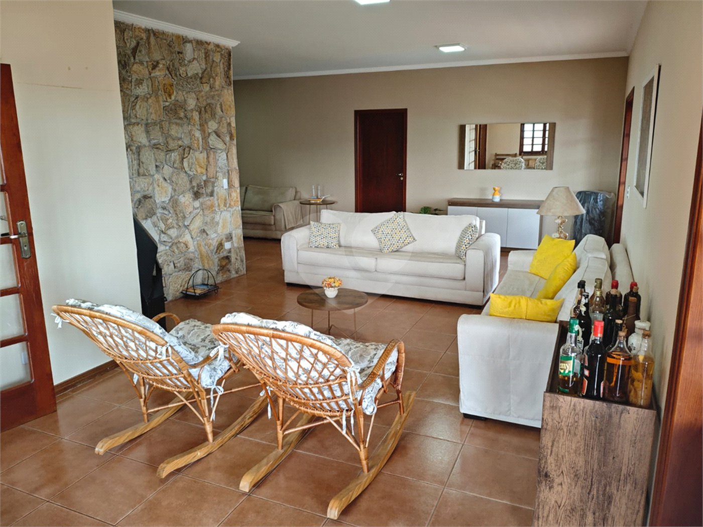 Casa à venda com 4 quartos, sendo 2 suítes,  em Country Residencial Felix, Bom Jesus dos Perdões, SP