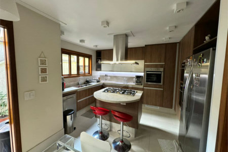 Casa à venda com 3 quartos, sendo 1 suíte, no condomínio Residencial Jardim das Flores 1510, Cotia - SP